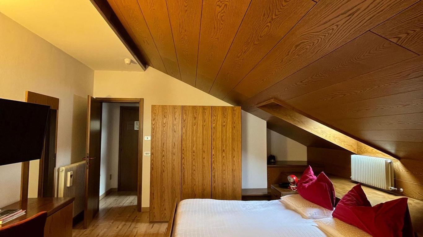 Hotel La Baita Мадона ди Кампильо Екстериор снимка