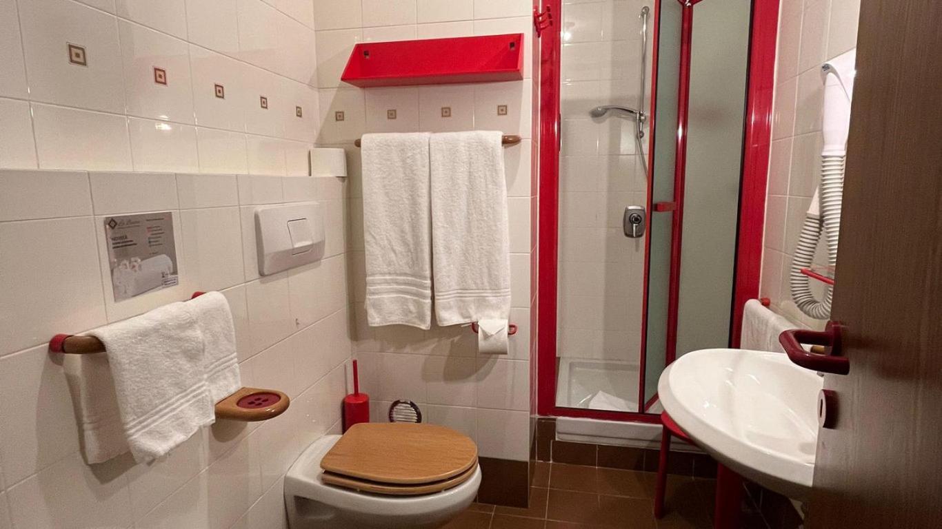 Hotel La Baita Мадона ди Кампильо Екстериор снимка