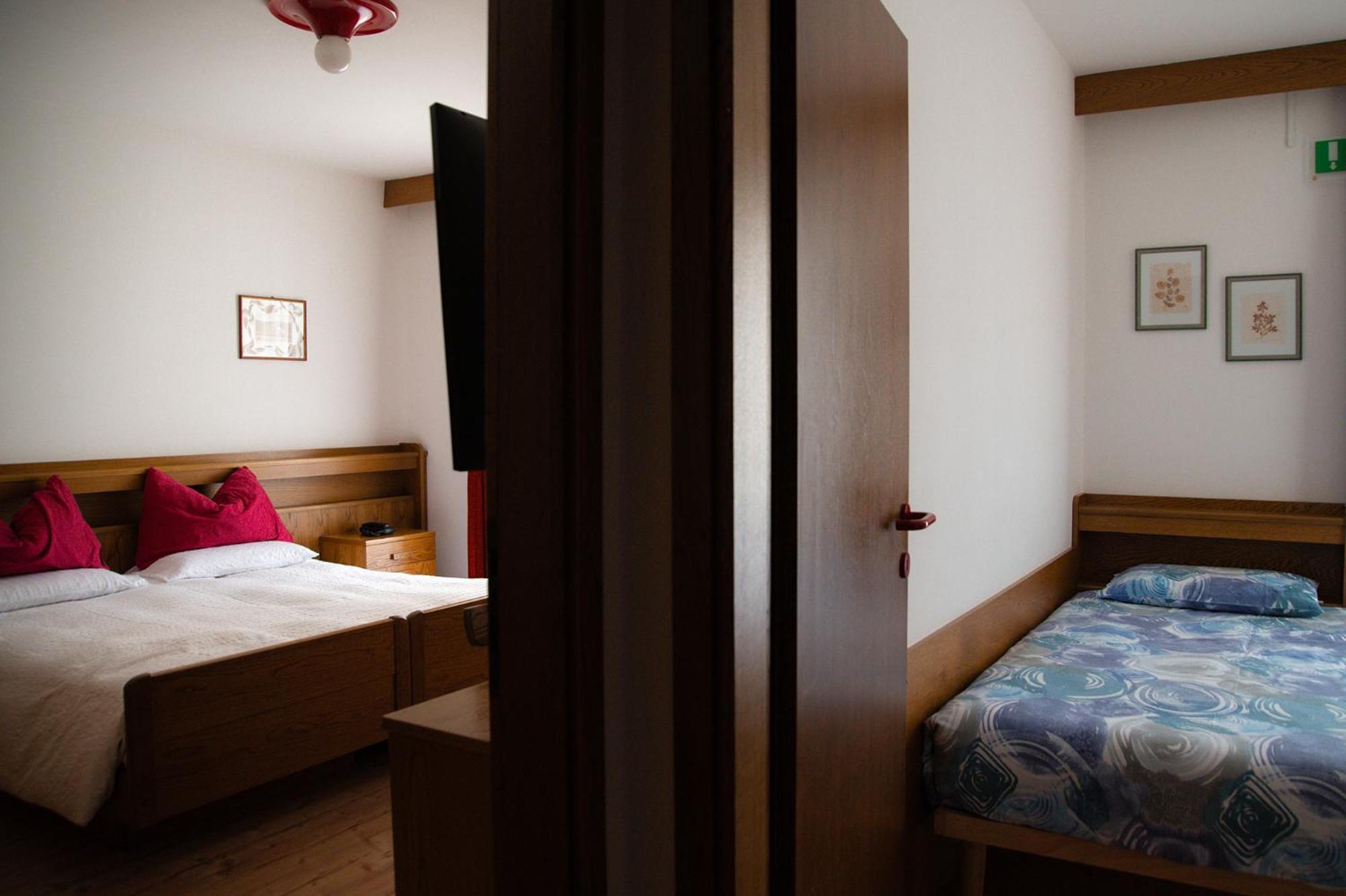 Hotel La Baita Мадона ди Кампильо Екстериор снимка