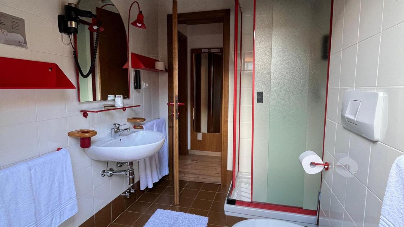 Hotel La Baita Мадона ди Кампильо Екстериор снимка