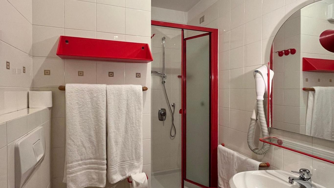 Hotel La Baita Мадона ди Кампильо Екстериор снимка