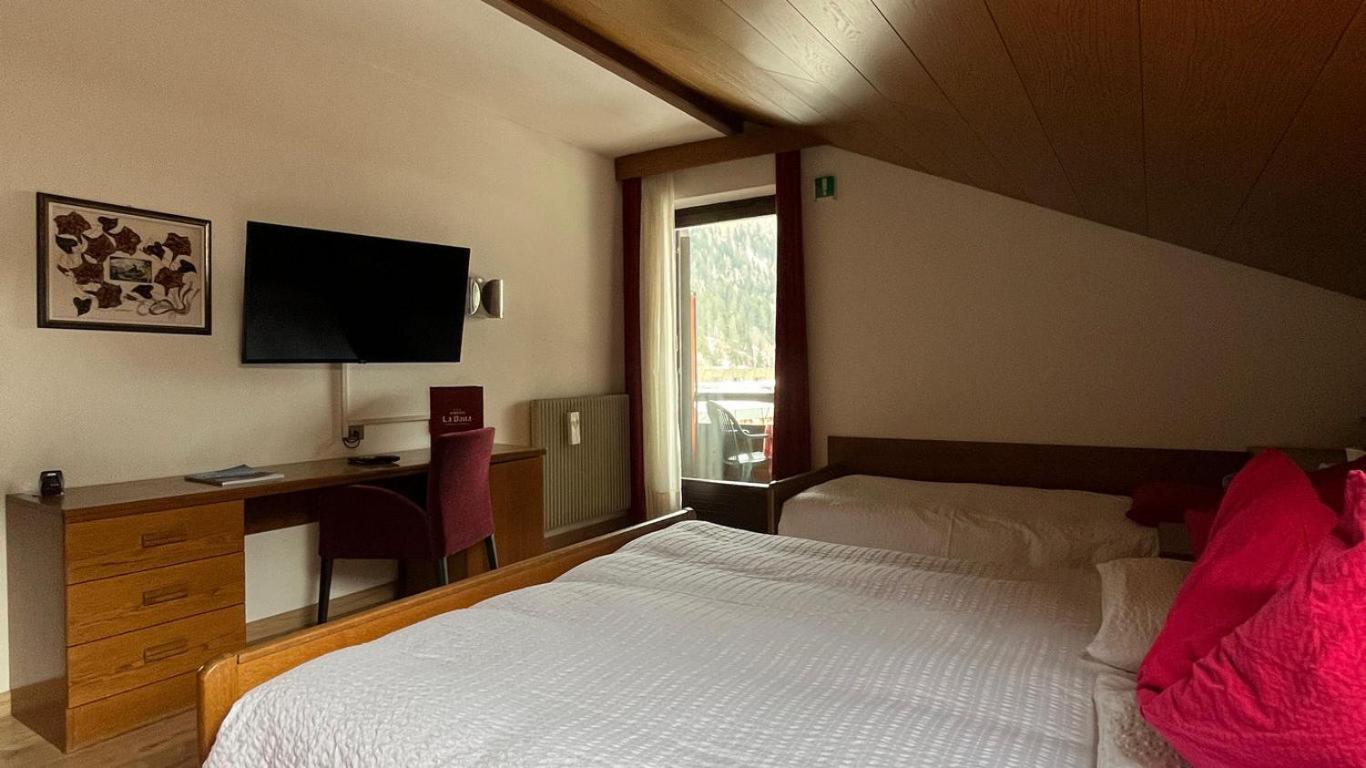 Hotel La Baita Мадона ди Кампильо Екстериор снимка