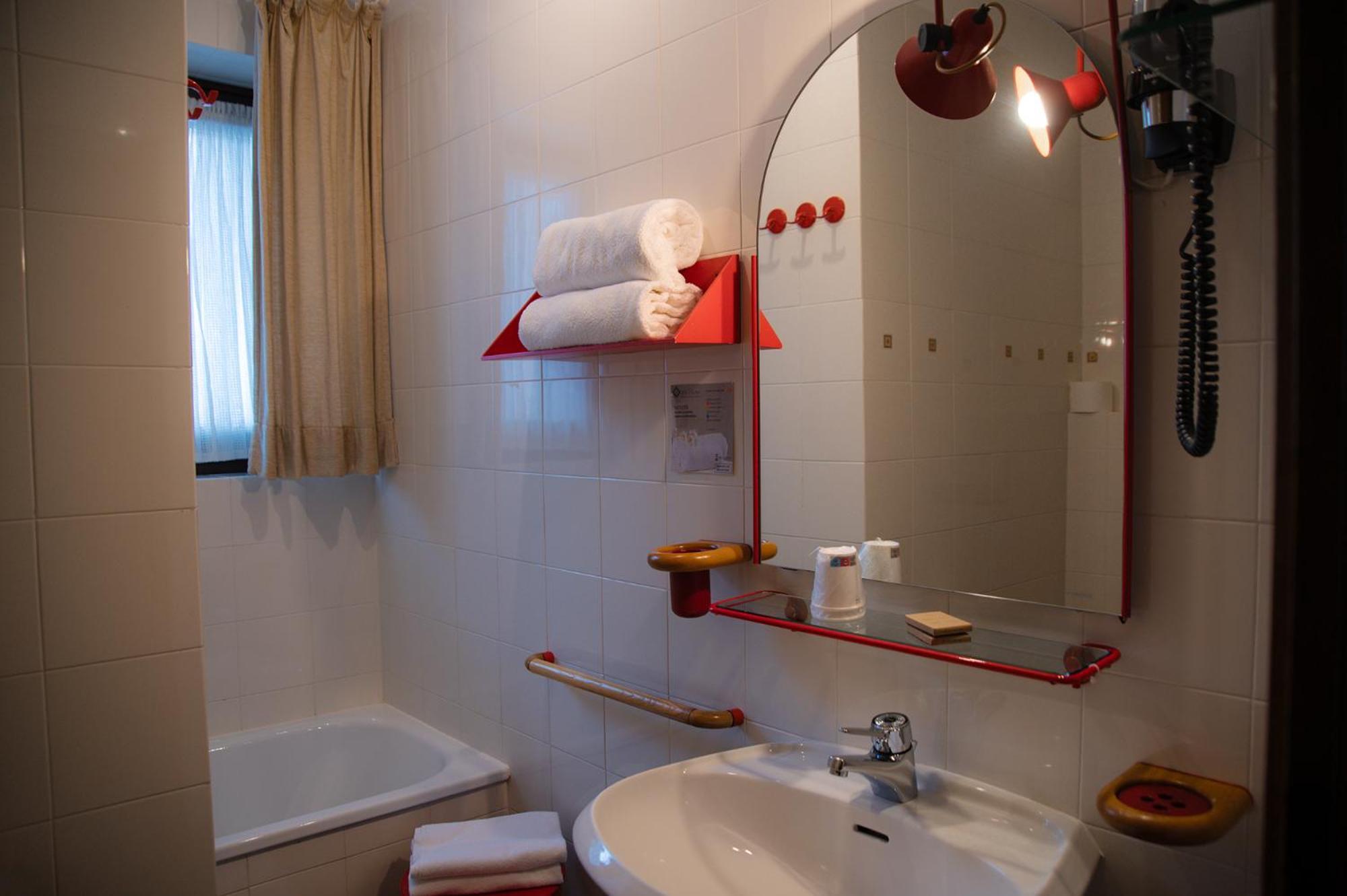 Hotel La Baita Мадона ди Кампильо Екстериор снимка