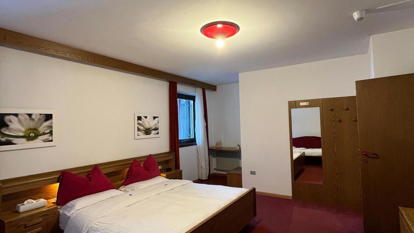 Hotel La Baita Мадона ди Кампильо Екстериор снимка