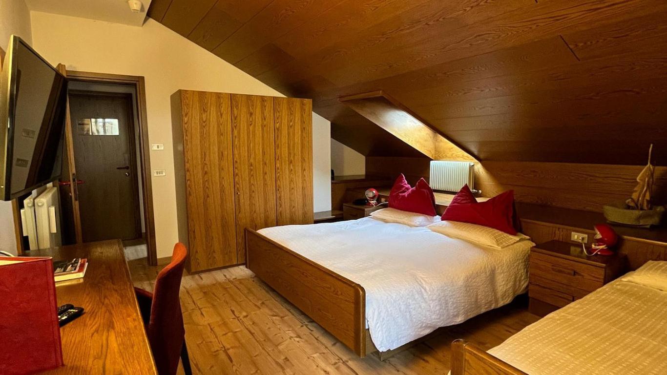 Hotel La Baita Мадона ди Кампильо Екстериор снимка