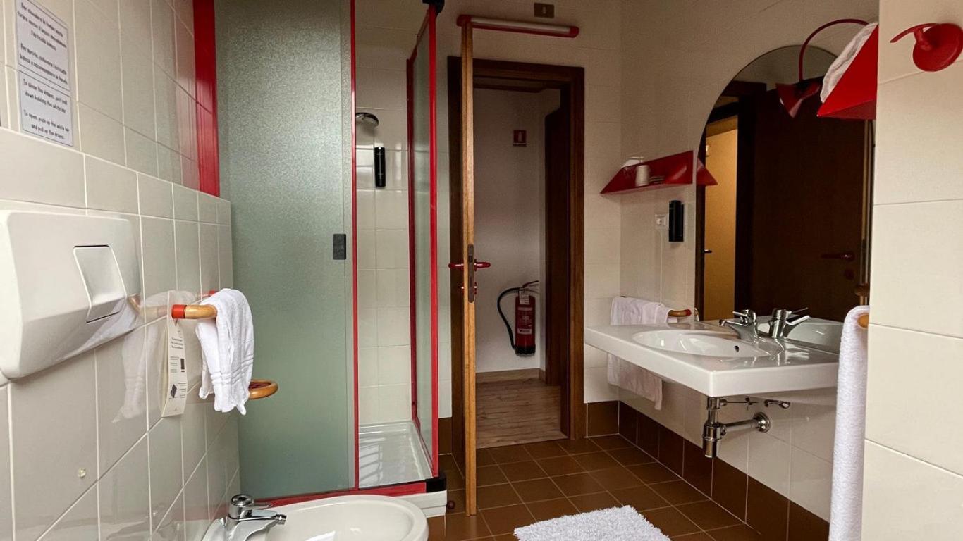 Hotel La Baita Мадона ди Кампильо Екстериор снимка
