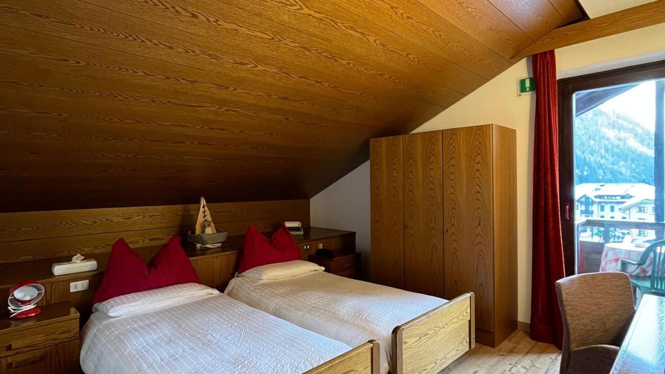Hotel La Baita Мадона ди Кампильо Екстериор снимка
