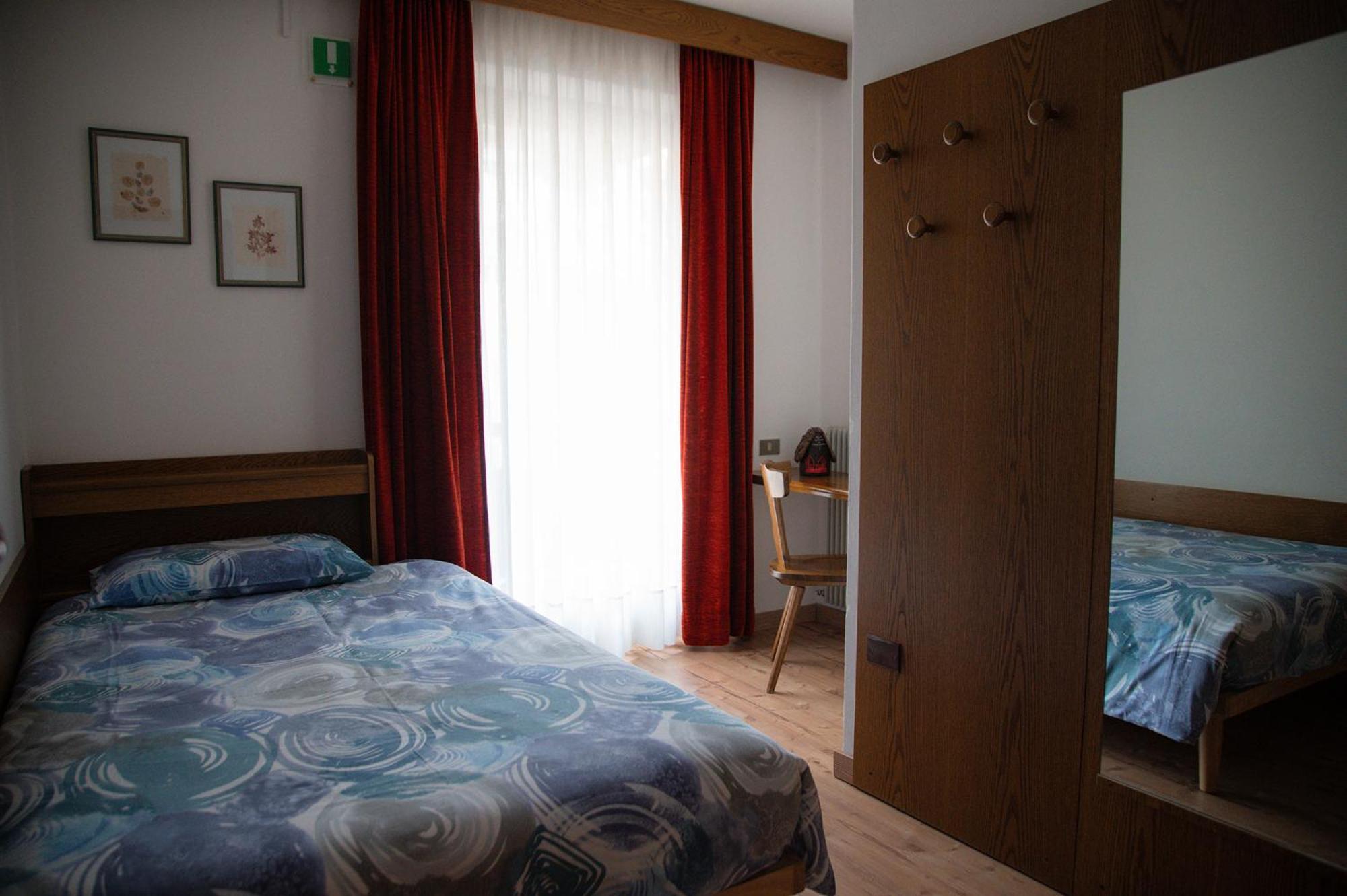 Hotel La Baita Мадона ди Кампильо Екстериор снимка