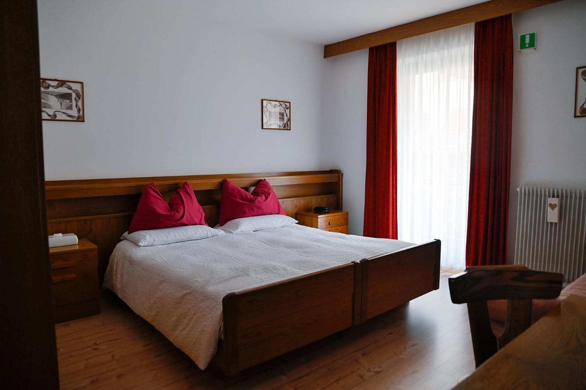Hotel La Baita Мадона ди Кампильо Екстериор снимка