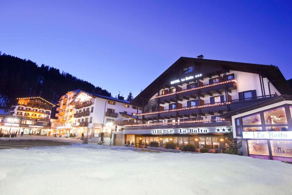 Hotel La Baita Мадона ди Кампильо Екстериор снимка